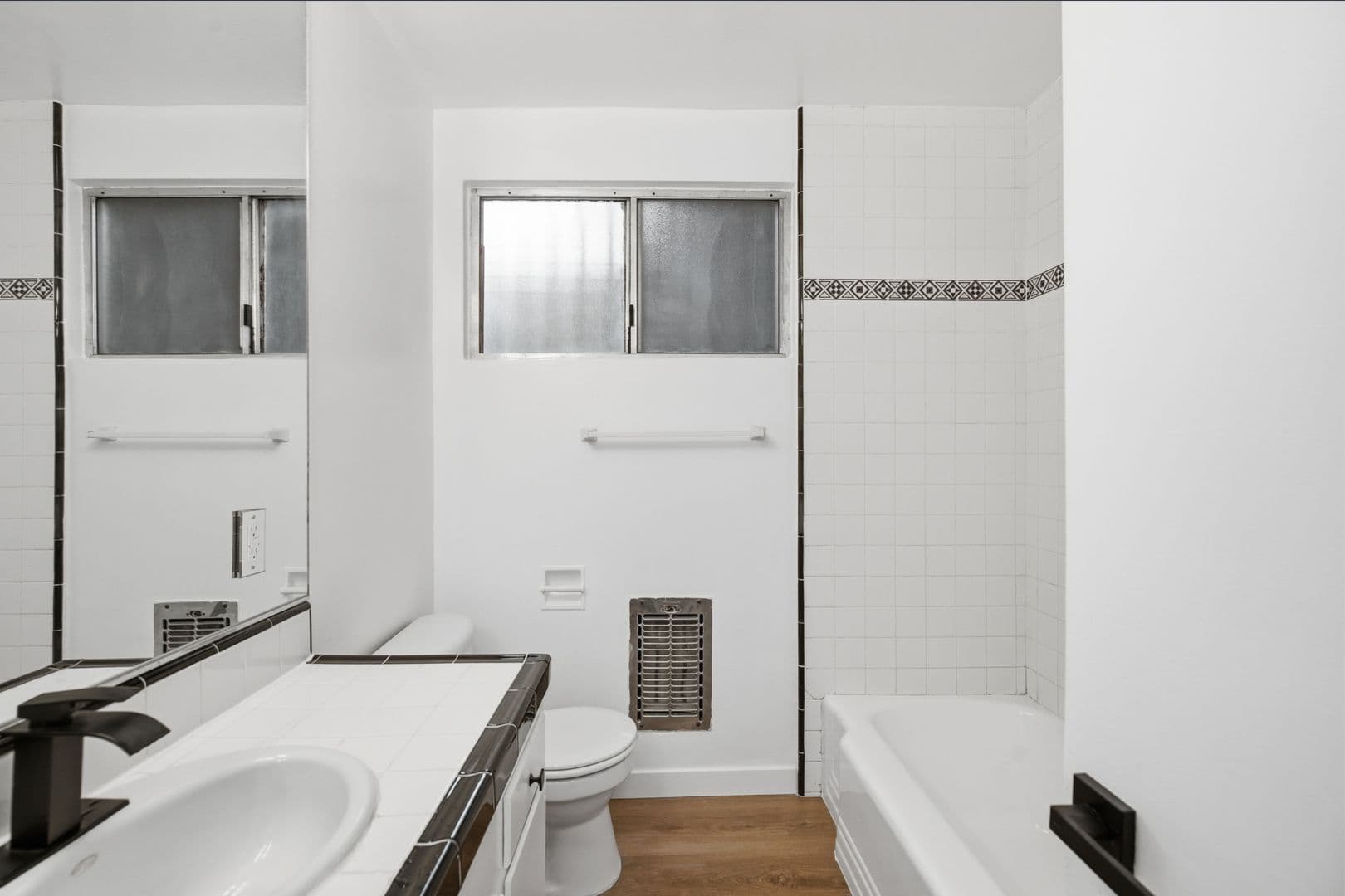 Los Angeles Apartment: 1138 Cardiff Avenue