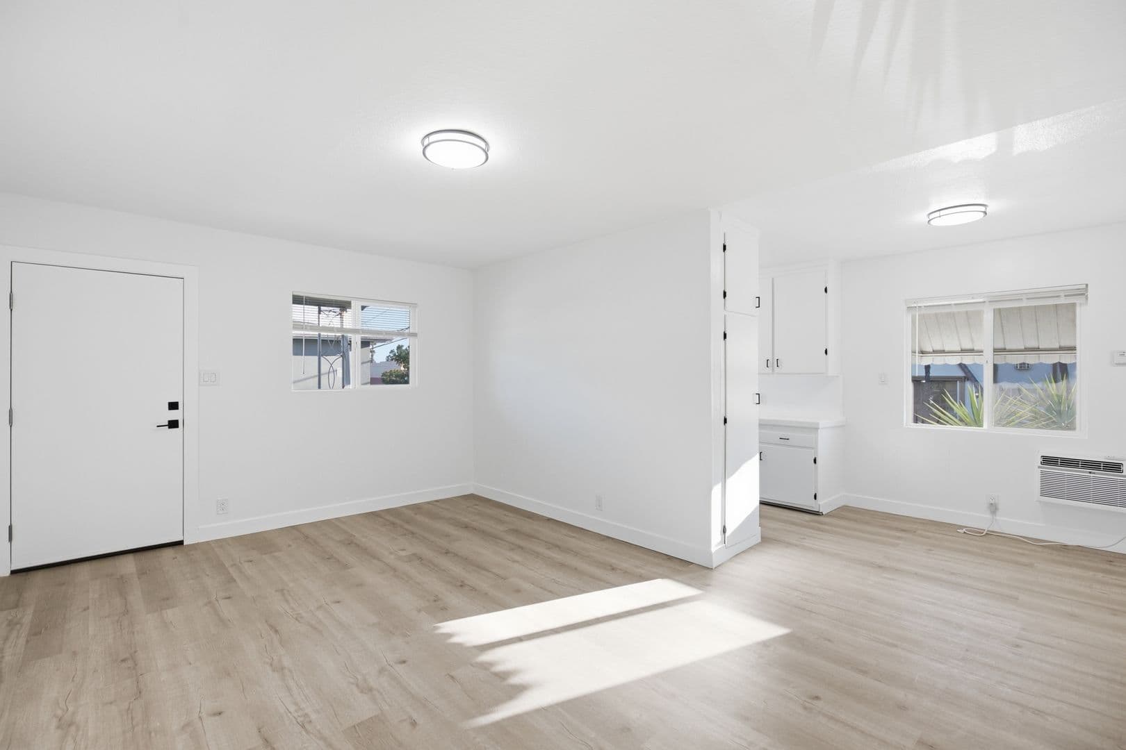 Van Nuys Apartment: 6860-6870 Hazeltine Avenue