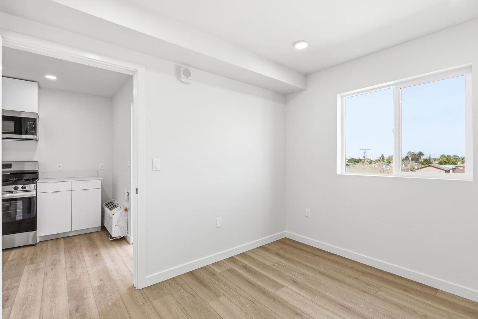 Los Angeles Apartment: 7655 San Pedro Street