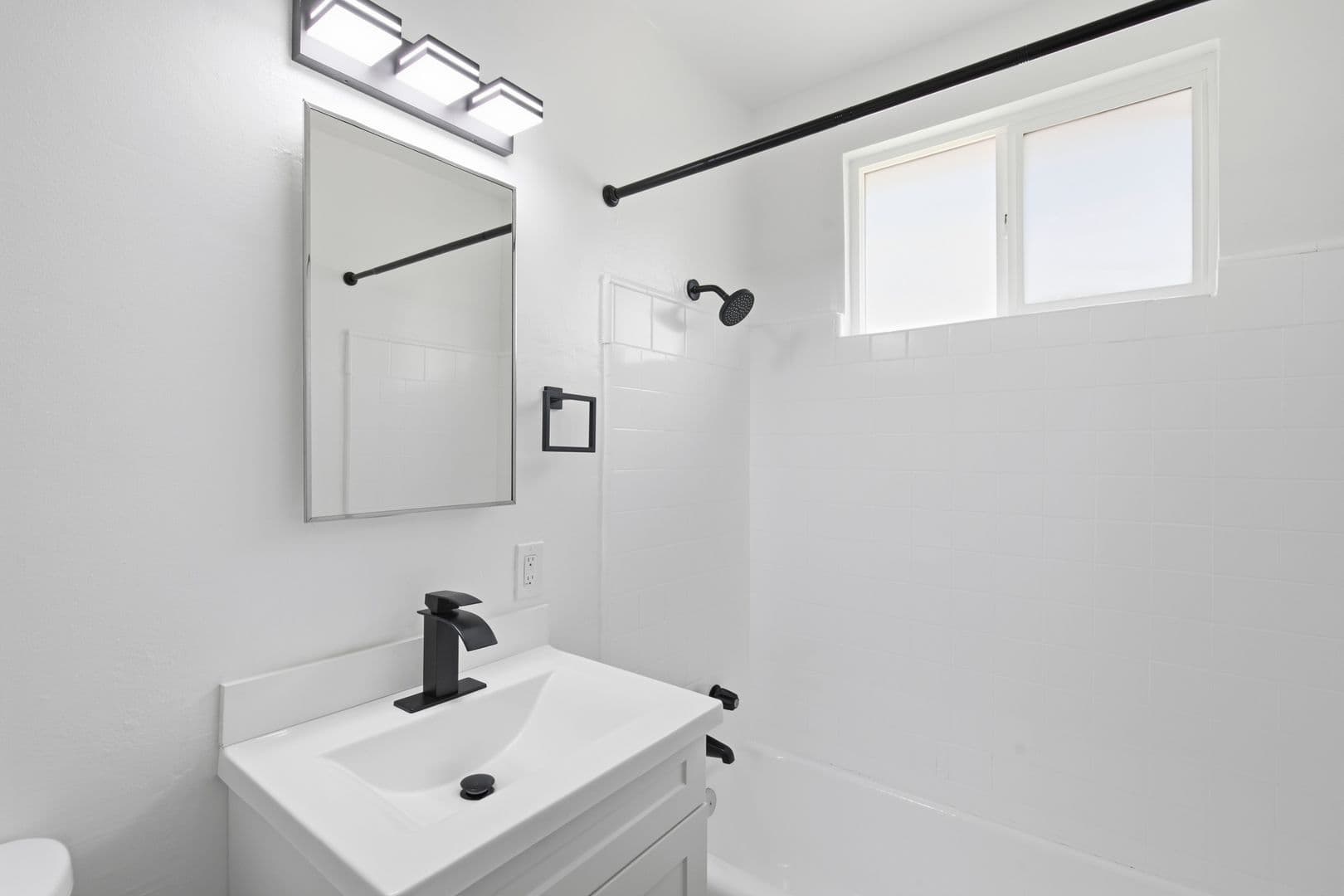 Van Nuys Apartment: 6860-6870 Hazeltine Avenue