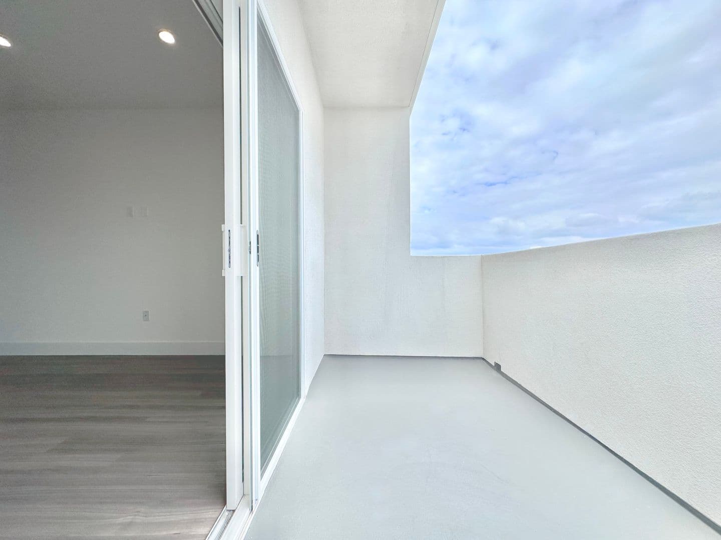 Los Angeles Apartment: 838 S La Brea Ave
