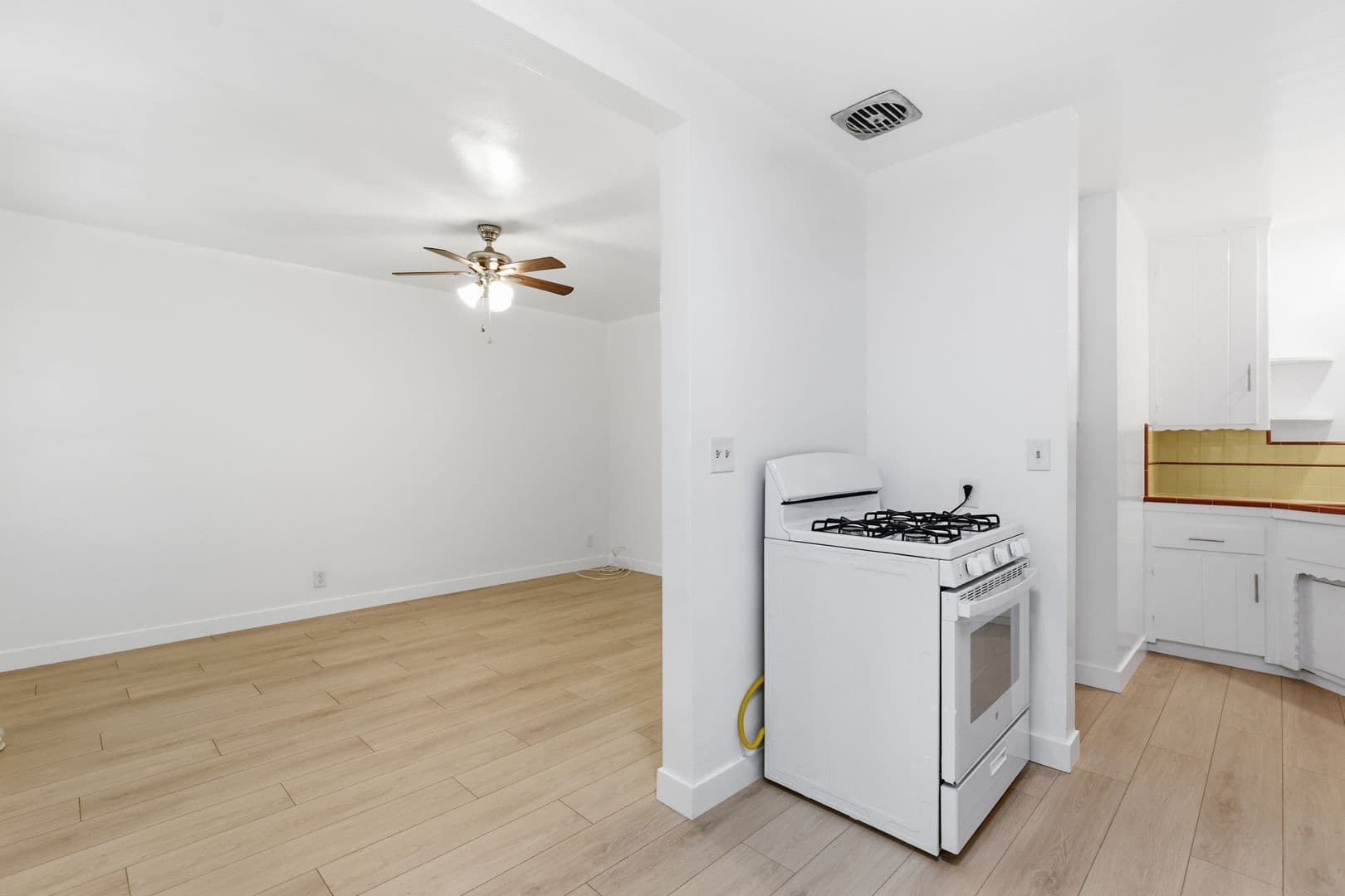 Canoga Park Apartment: 7249 Alabama Avenue
