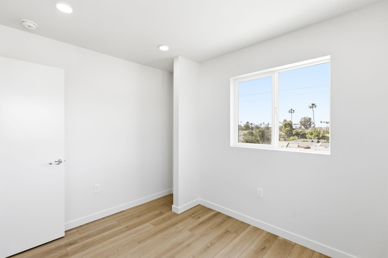 Los Angeles Apartment: 7655 San Pedro Street