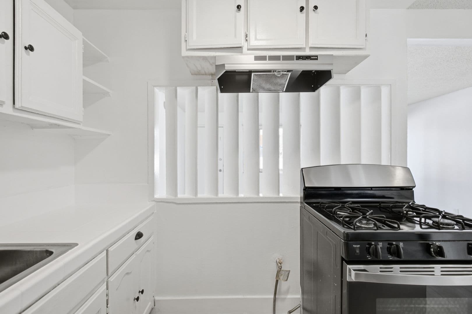 Los Angeles Apartment: 3318 Drew Street