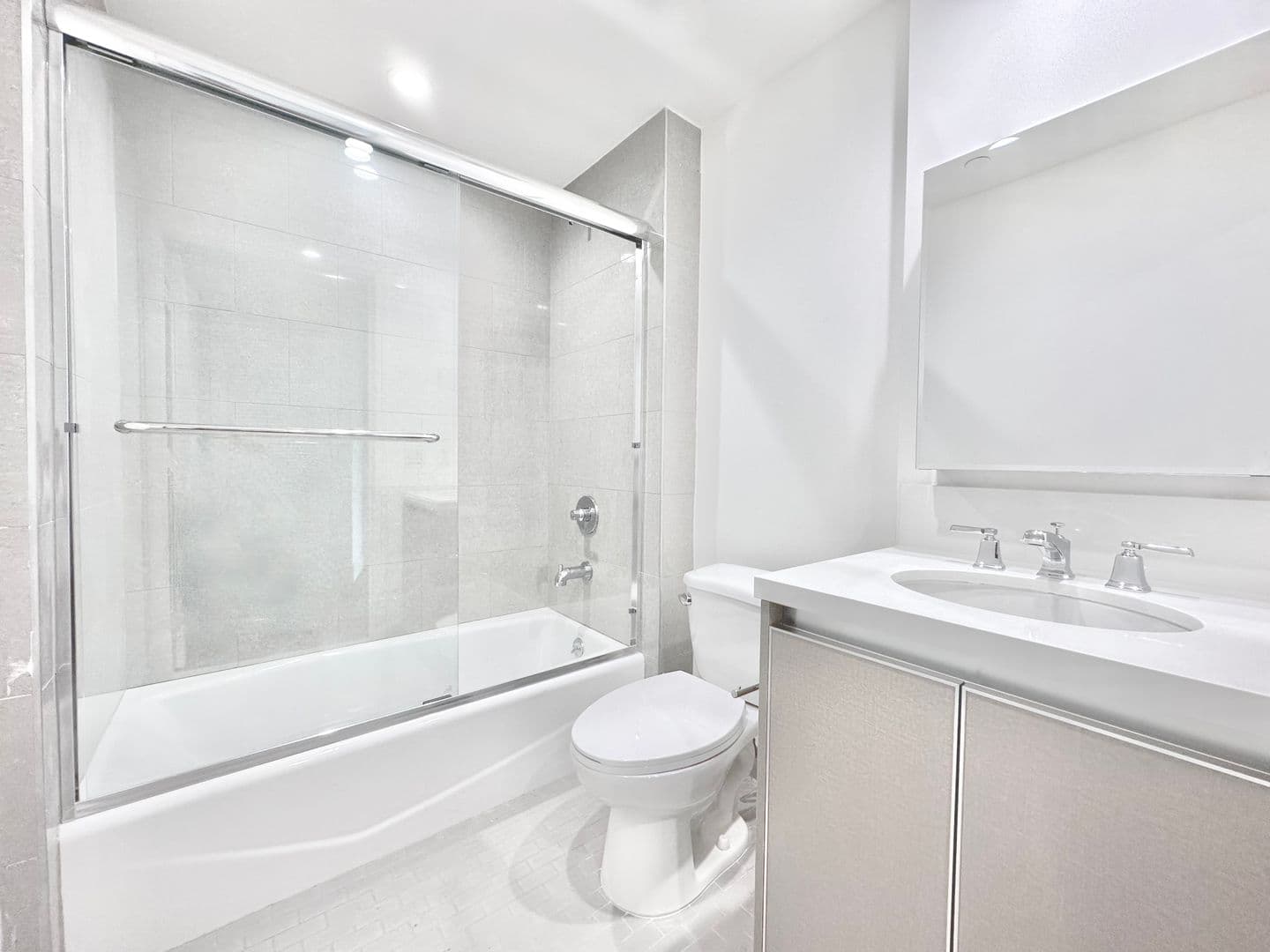 Los Angeles Apartment: 838 S La Brea Ave