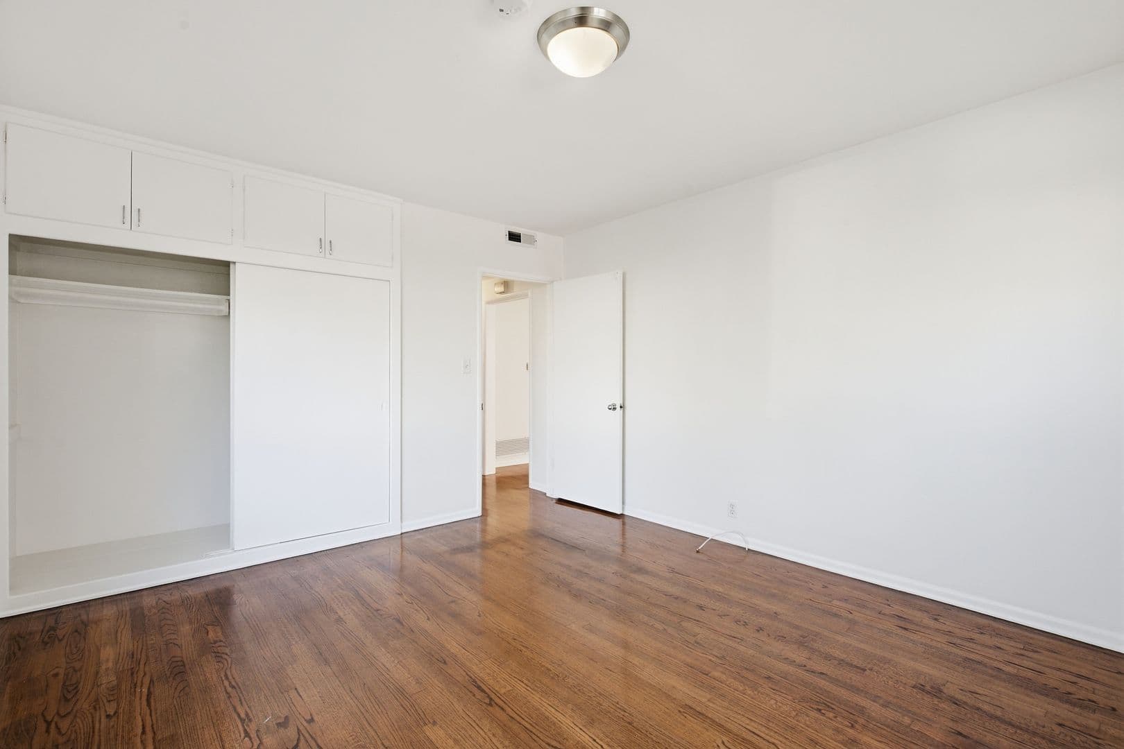 Beverly Hills Apartment: 357 S Elm Dr