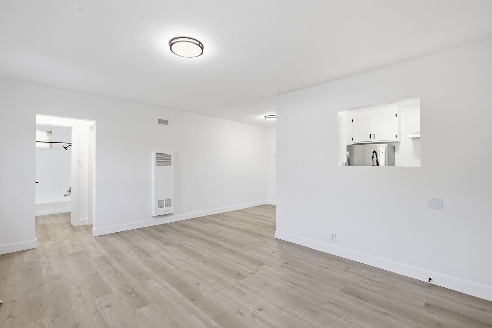 Van Nuys Apartment: 6860-6870 Hazeltine Avenue