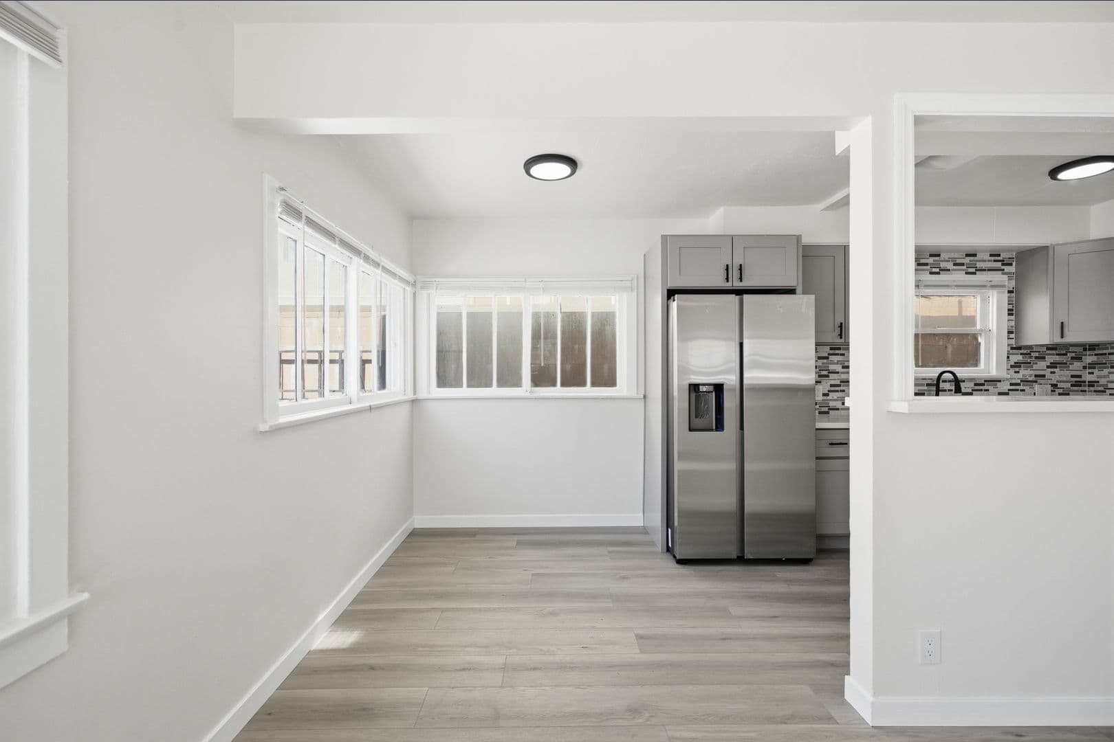 Van Nuys Apartment: 6860-6870 Hazeltine Avenue