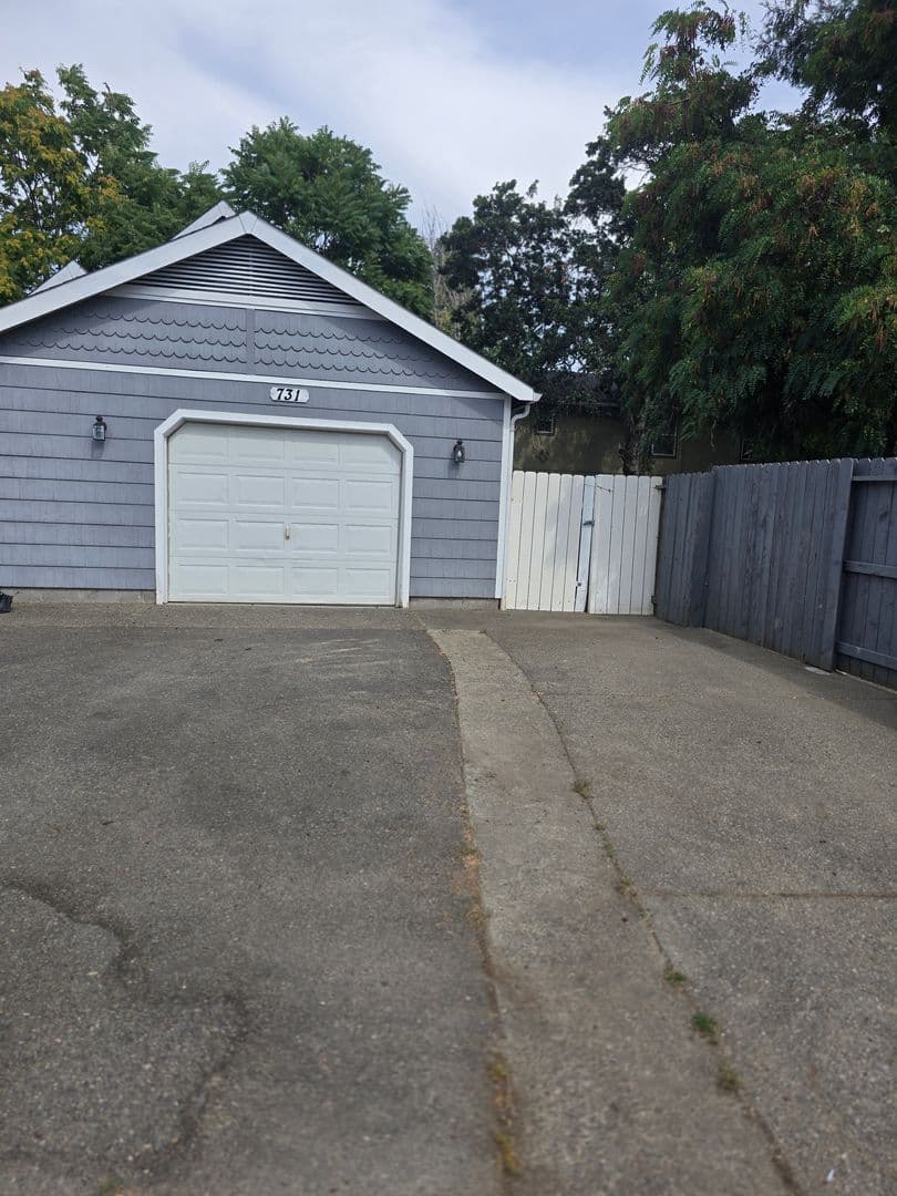 Grants Pass House: 731 SW Laurel Ave