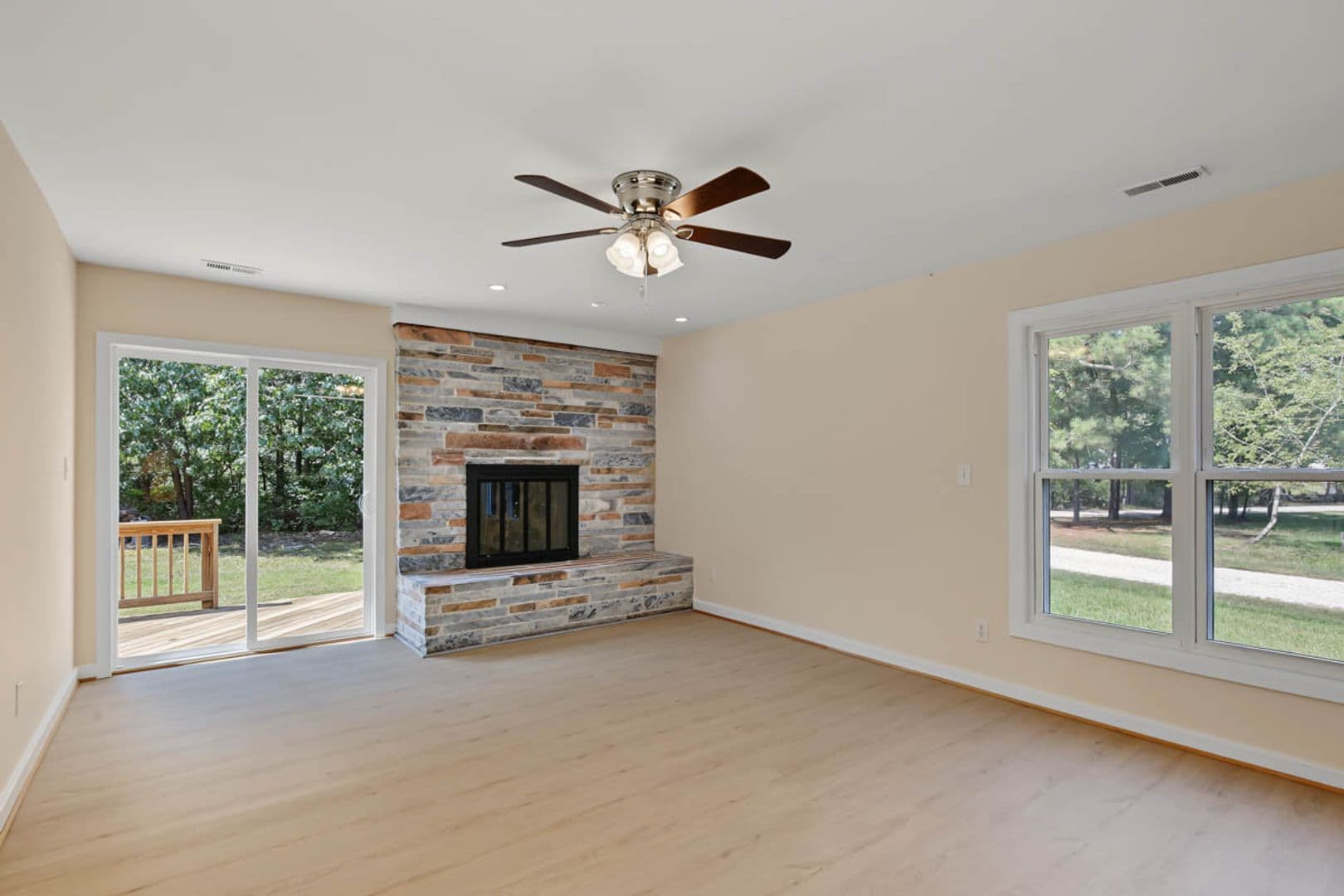 Yorktown House: 300 Smoots Ln