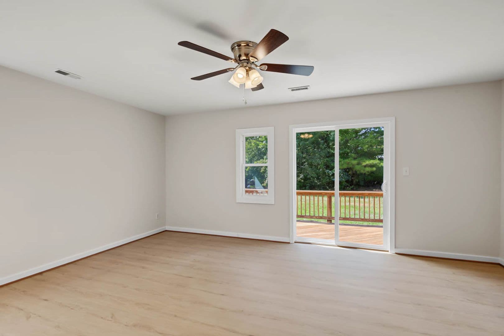 Yorktown House: 300 Smoots Ln