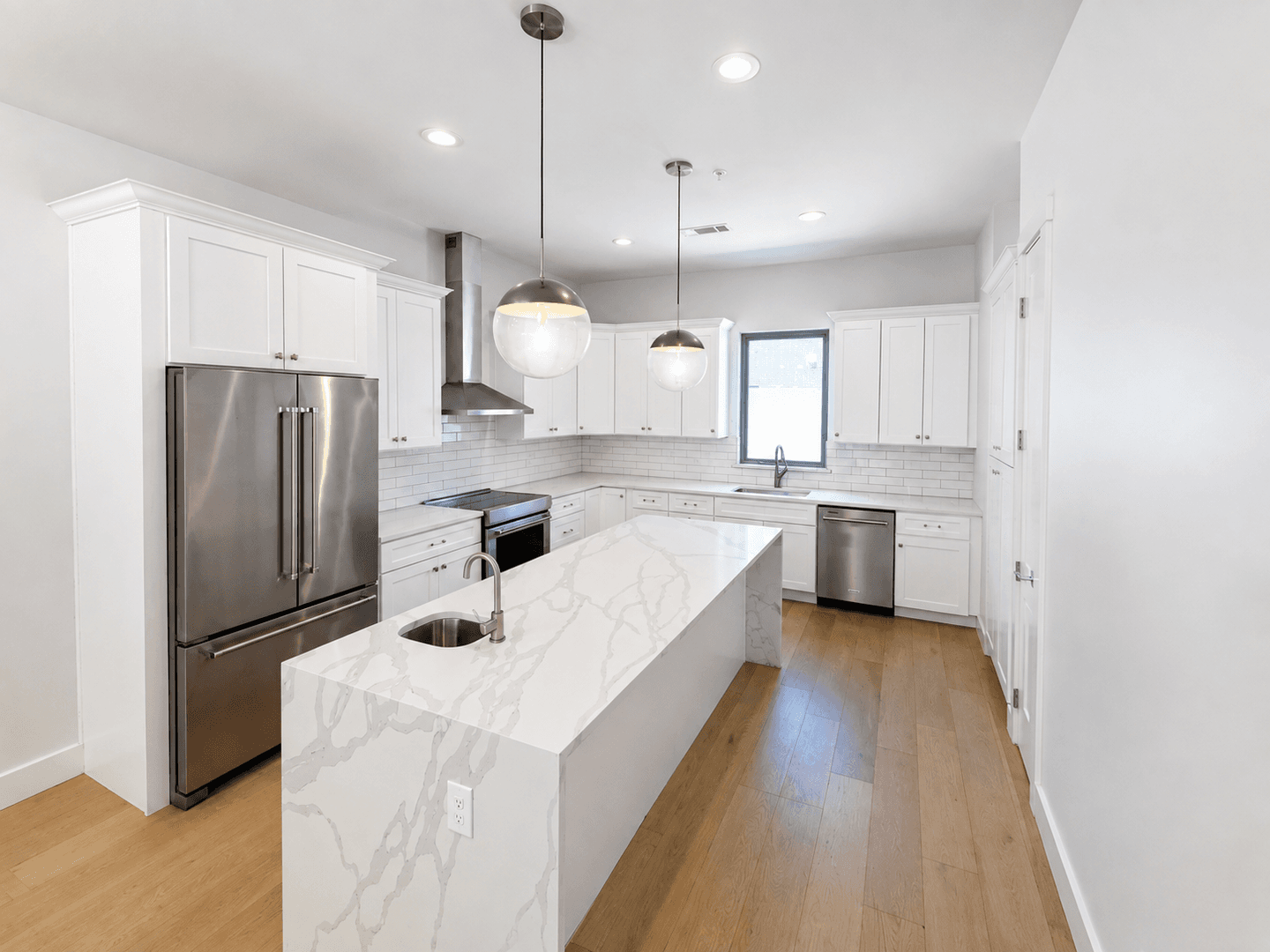 Farmers Branch Townhome: 2620 Valley View Ln #202