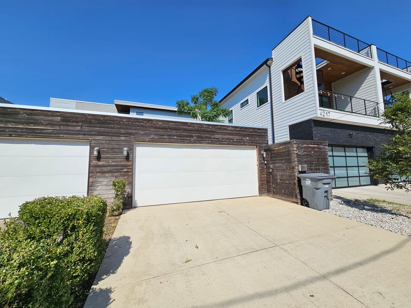 Dallas House: 4215 Roseland Ave.