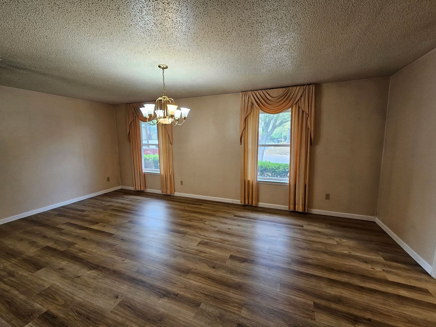 Hurst House: 1109 West Redbud Drive