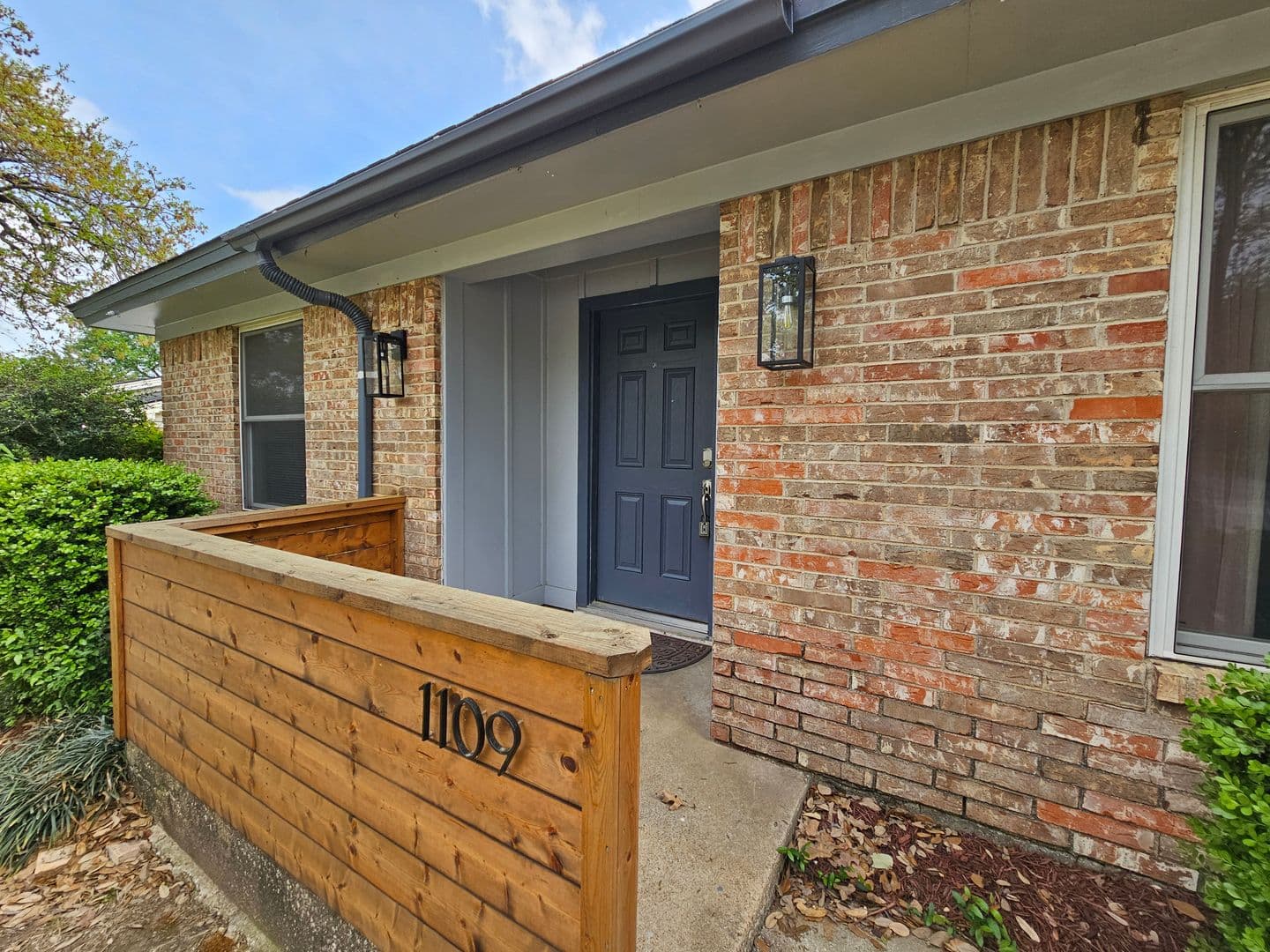 Hurst House: 1109 West Redbud Drive