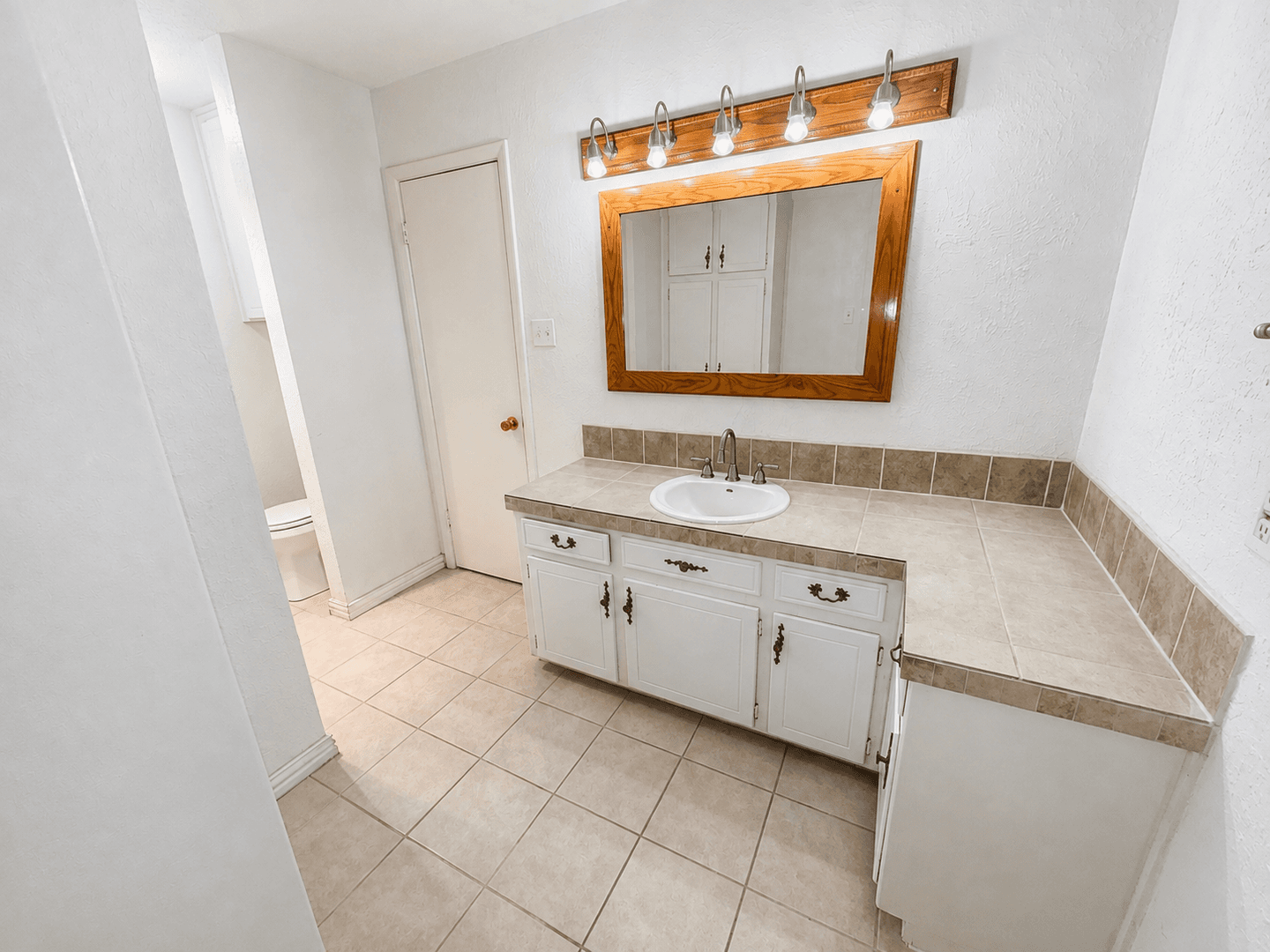 Hurst House: 1109 West Redbud Drive