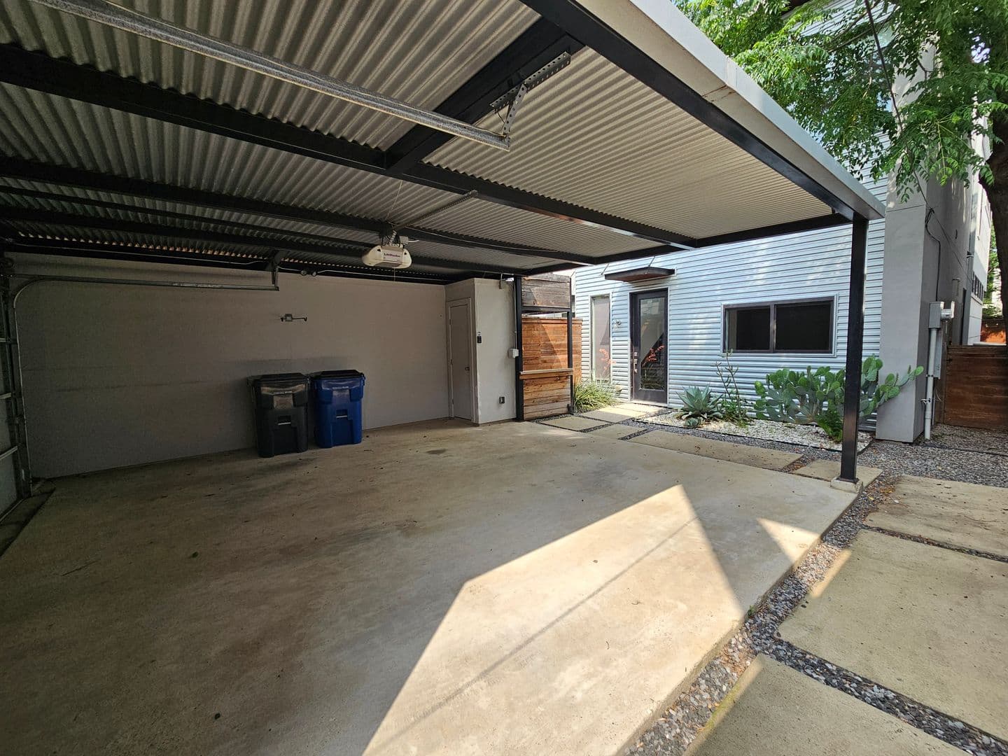 Dallas House: 4215 Roseland Ave.