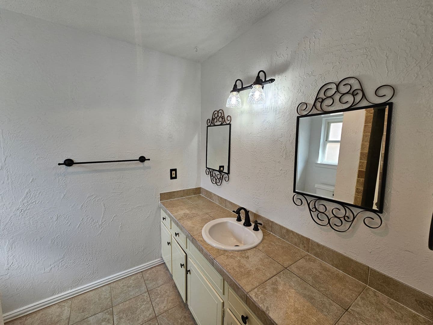 Hurst House: 1109 West Redbud Drive