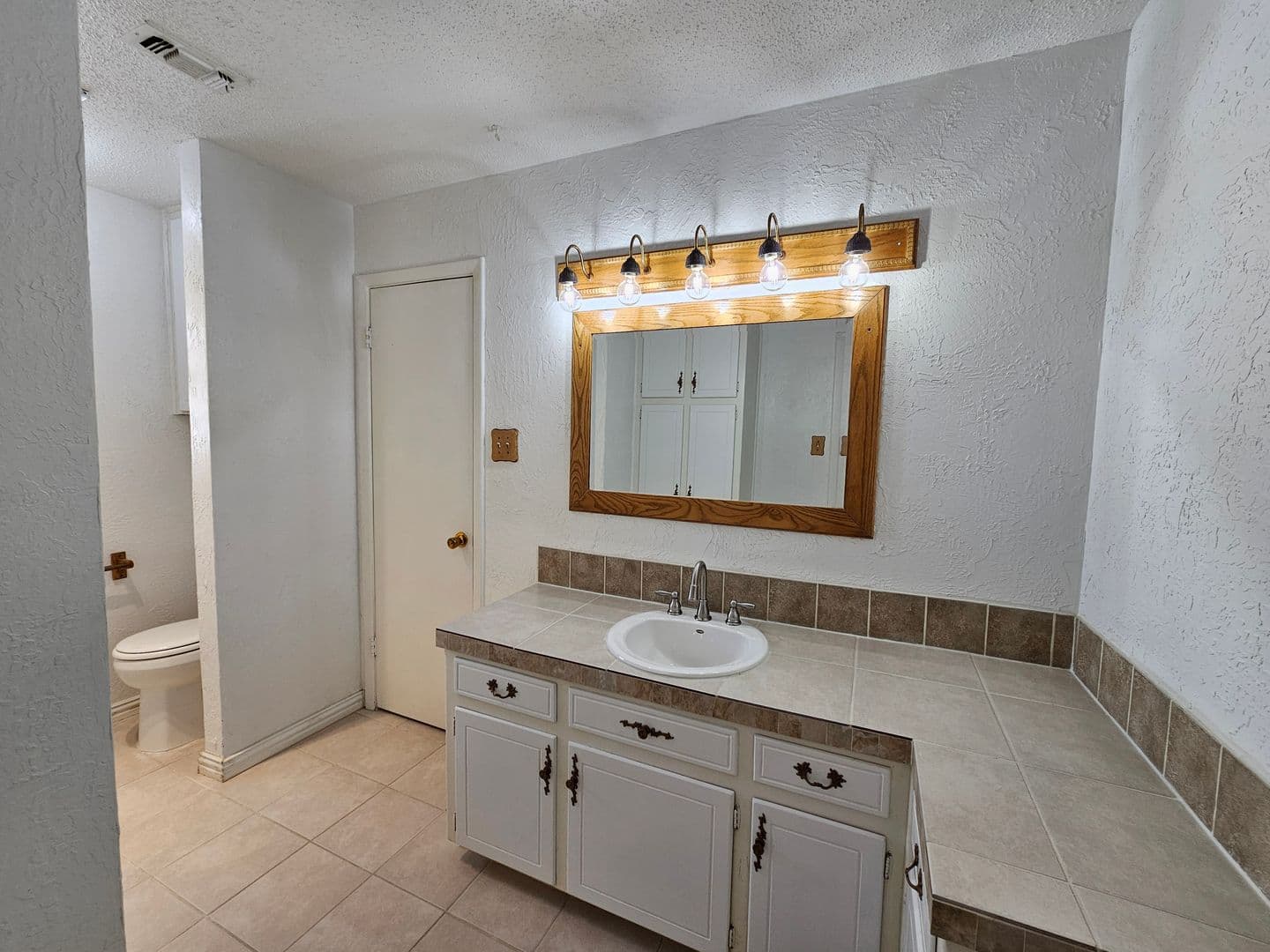 Hurst House: 1109 West Redbud Drive