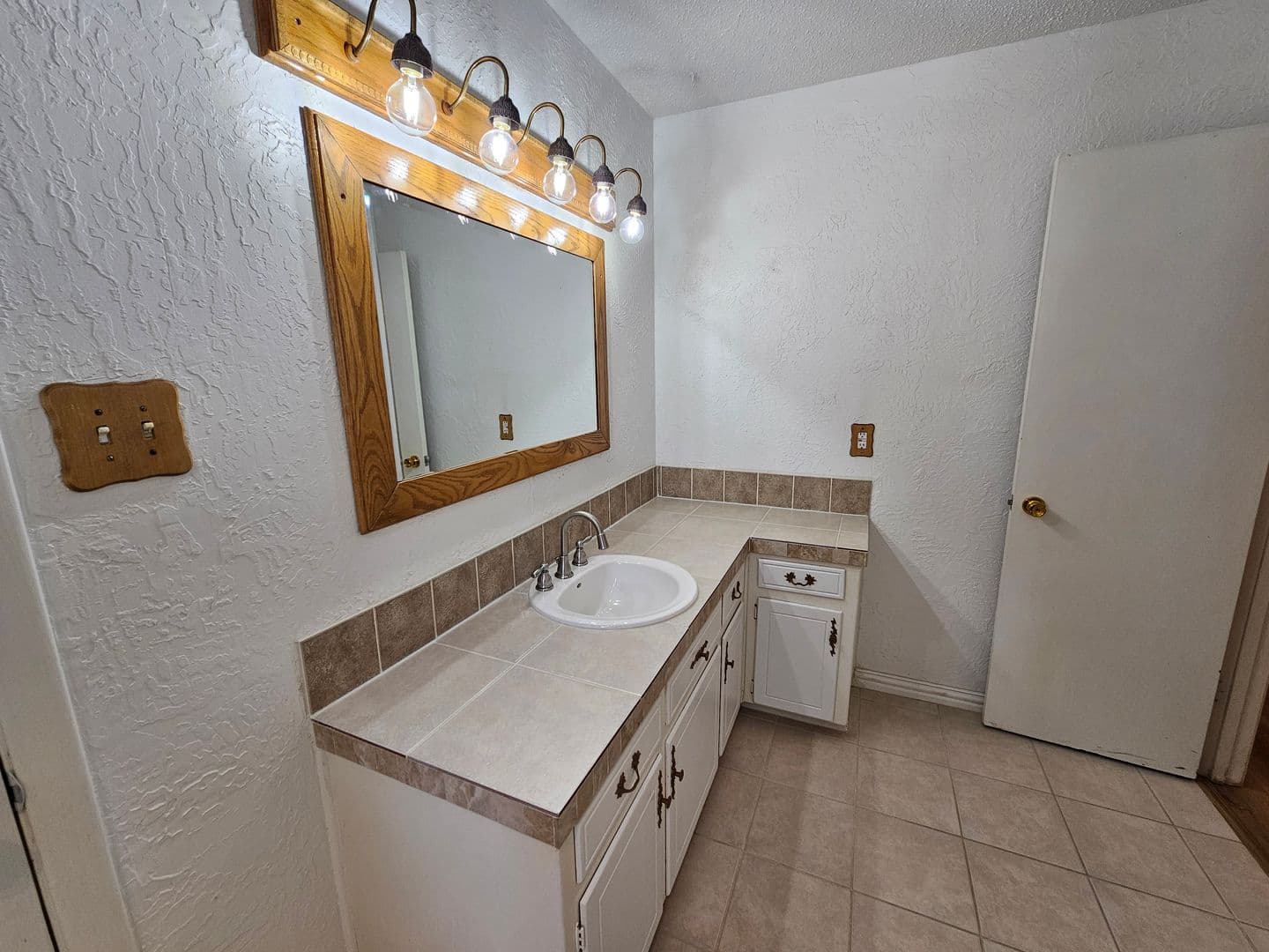 Hurst House: 1109 West Redbud Drive