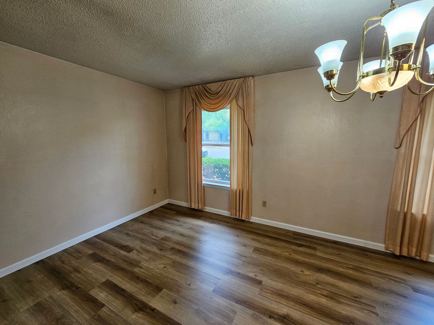 Hurst House: 1109 West Redbud Drive