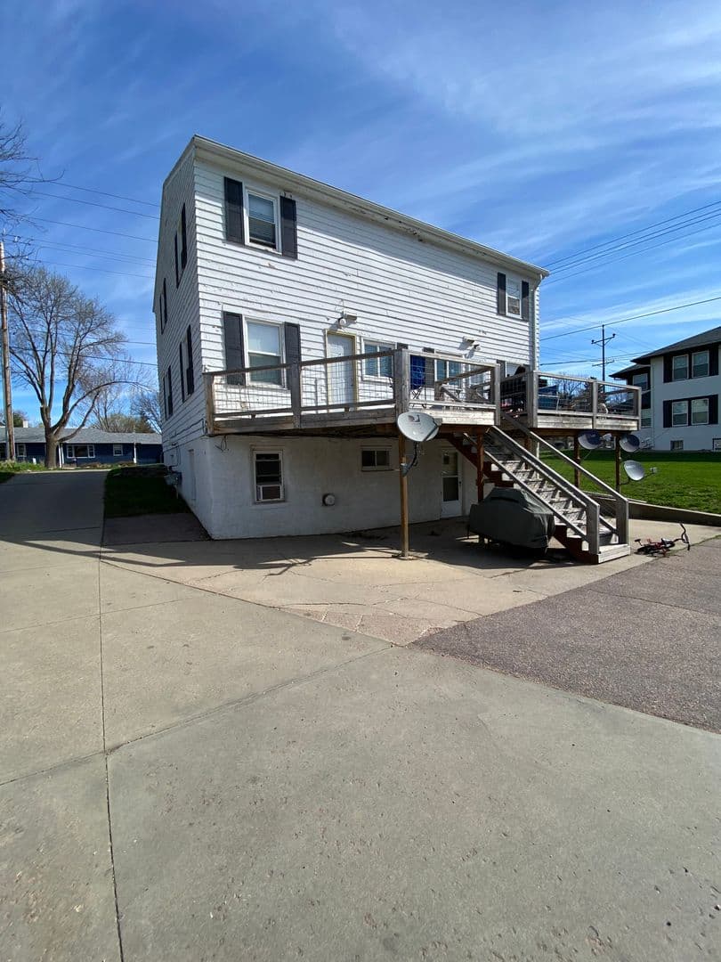 Sioux Falls Apartment: 2003 W. 33rd st.
