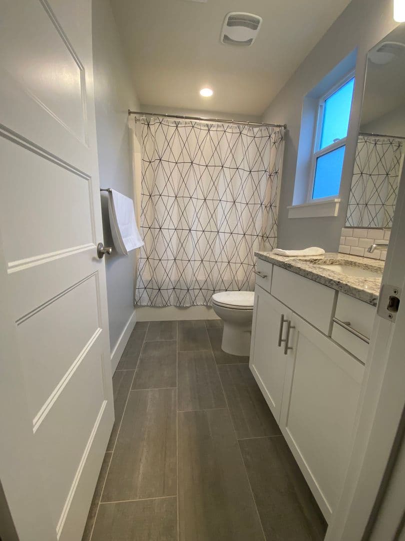 Hood River House: 1332 Wasco St