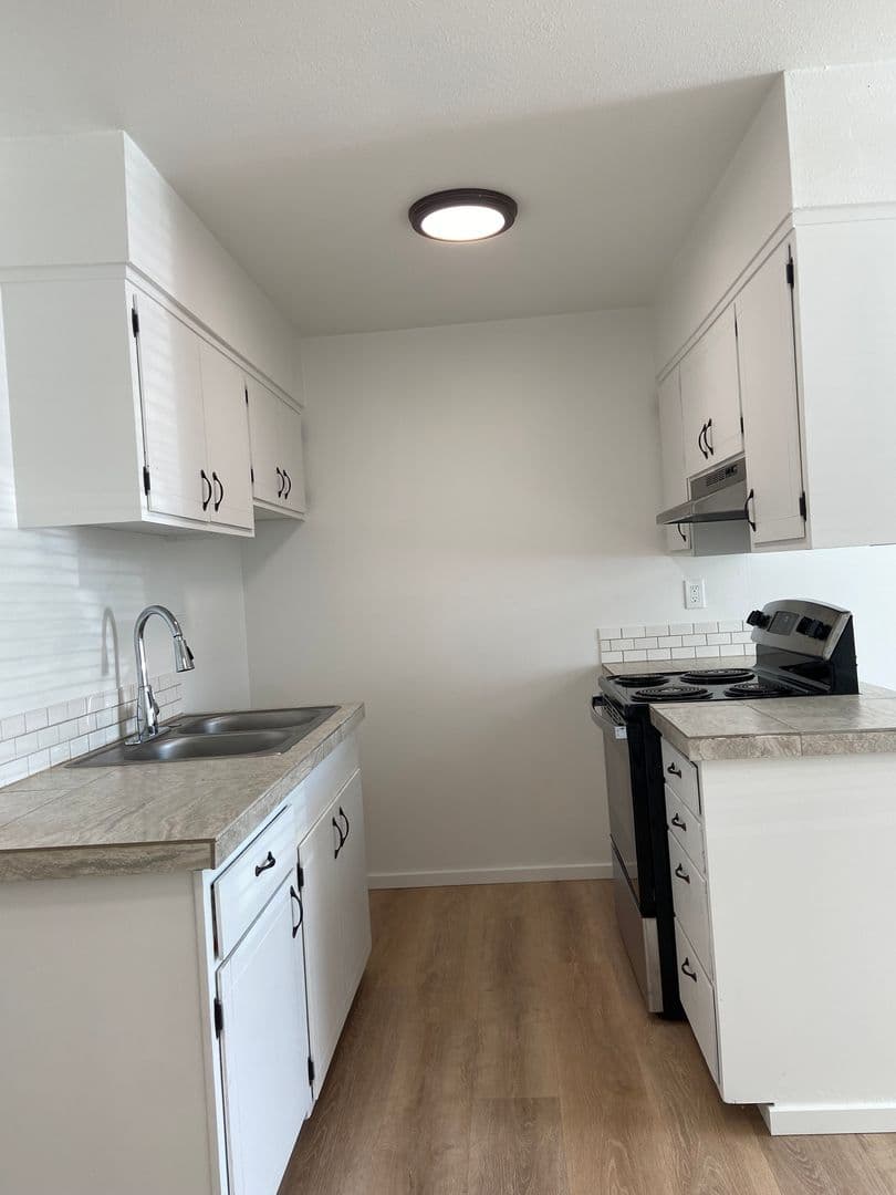 The Dalles Apartment: 1615 E. 10th St.