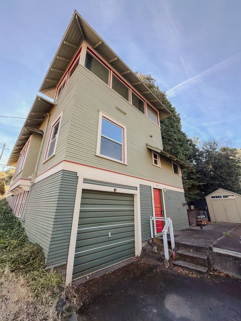 Hood River House: 904 State St.