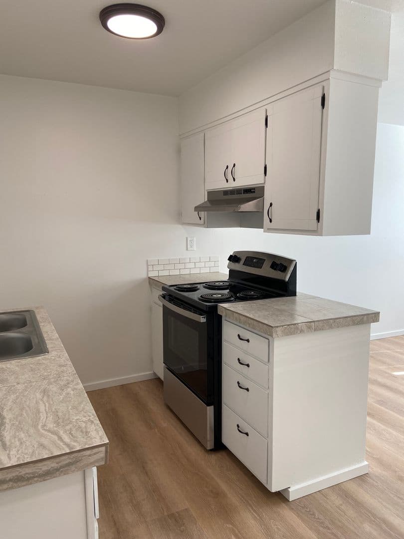 The Dalles Apartment: 1615 E. 10th St.