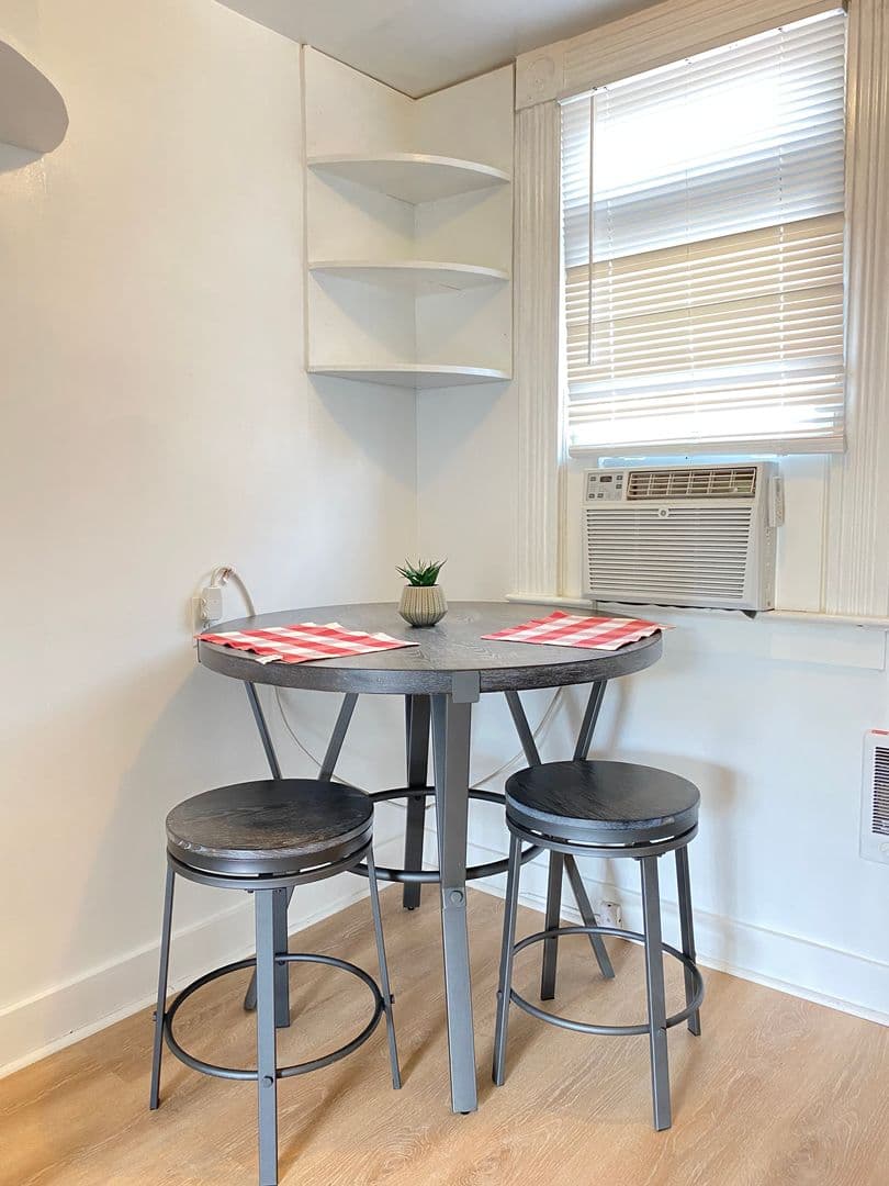 The Dalles Apartment: Laughlin