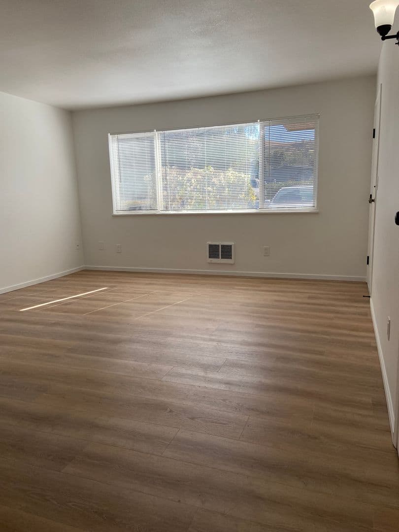The Dalles Apartment: 1615 E. 10th St.