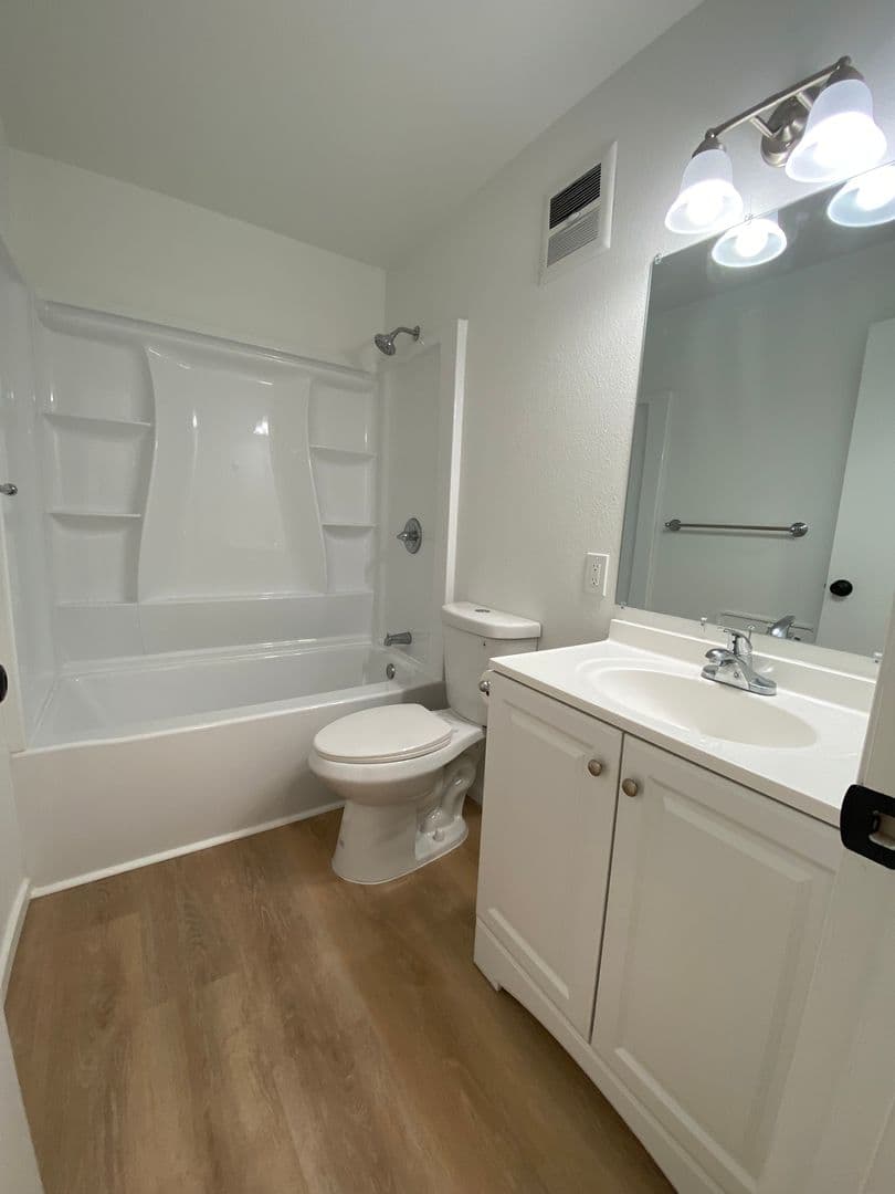 The Dalles Apartment: 1615 E. 10th St.