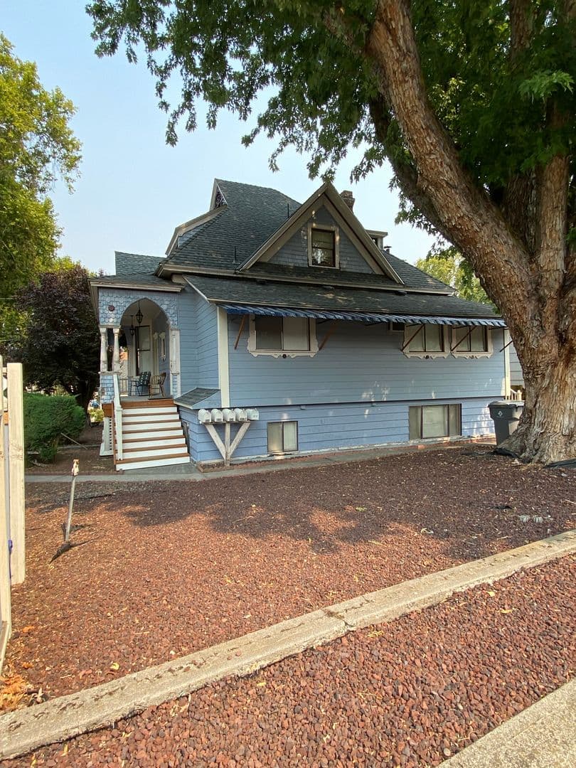 The Dalles Apartment: Laughlin