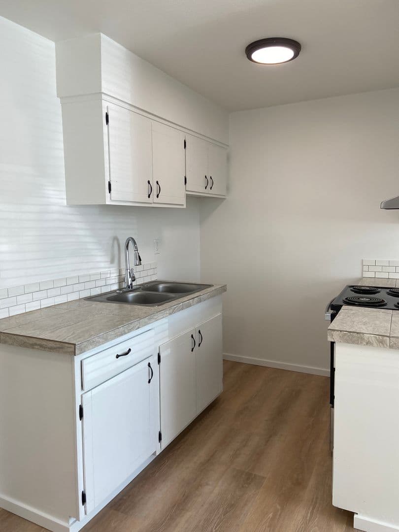 The Dalles Apartment: 1615 E. 10th St.
