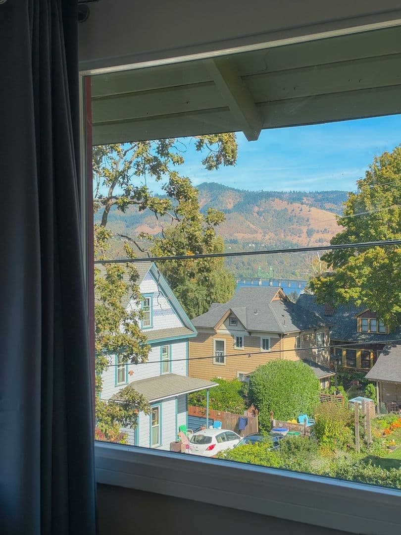 Hood River House: 904 State St.