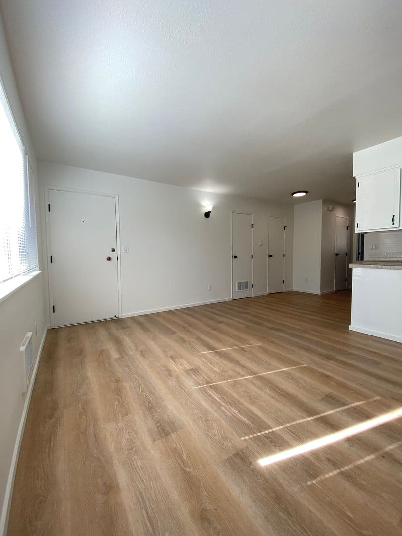 The Dalles Apartment: 1615 E. 10th St.