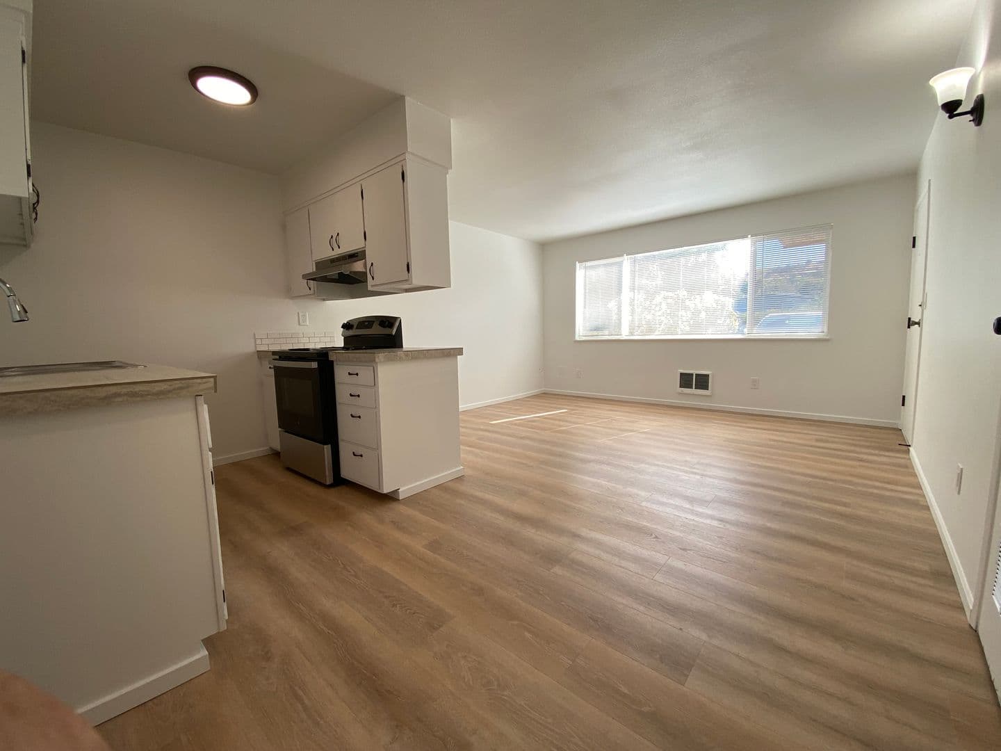 The Dalles Apartment: 1615 E. 10th St.