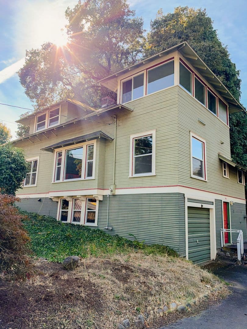 Hood River House: 904 State St.