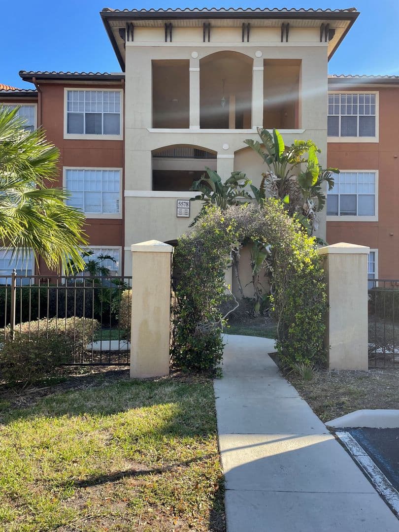 Orlando House: 5578 Metrowest Blvd.