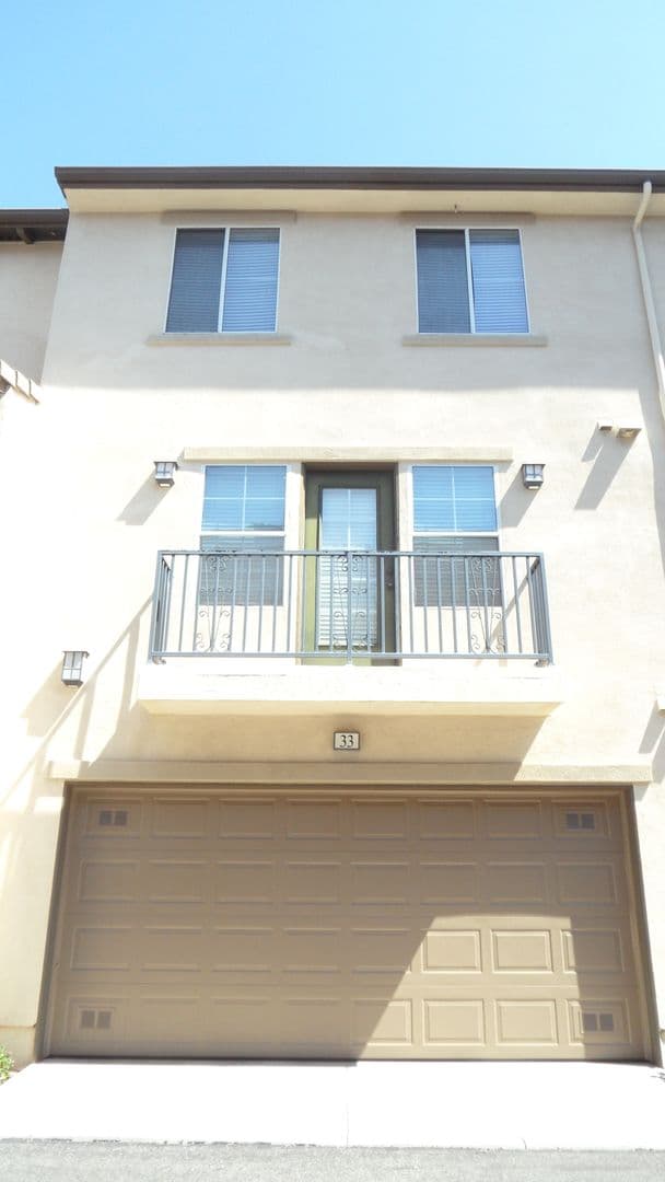 Irvine Townhome: 33 Bonsall