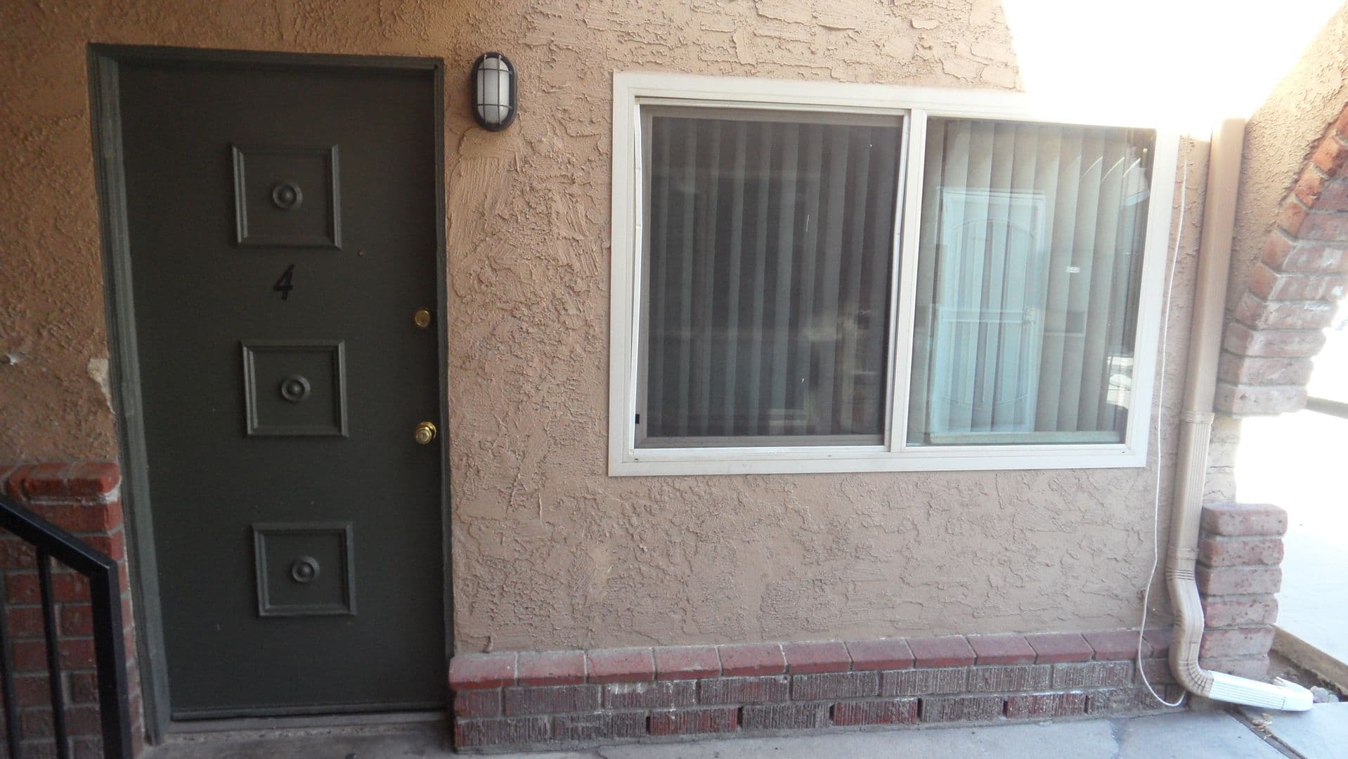 Santa Ana Apartment: 530 E. 14th St.
