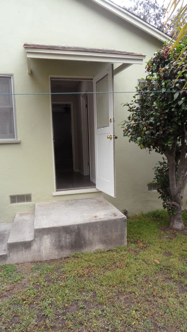 Orange Apartment: 803, 809, 815 W. Maple Ave.