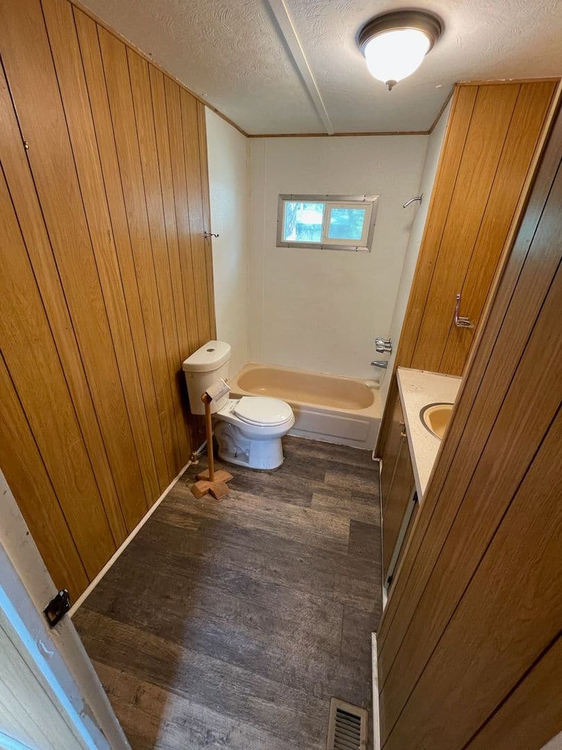Dunsmuir Apartment: 4159 Dunsmuir Ave