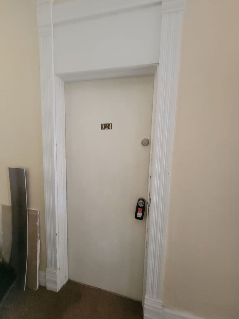 Anderson Apartment: 924 West 5th Street