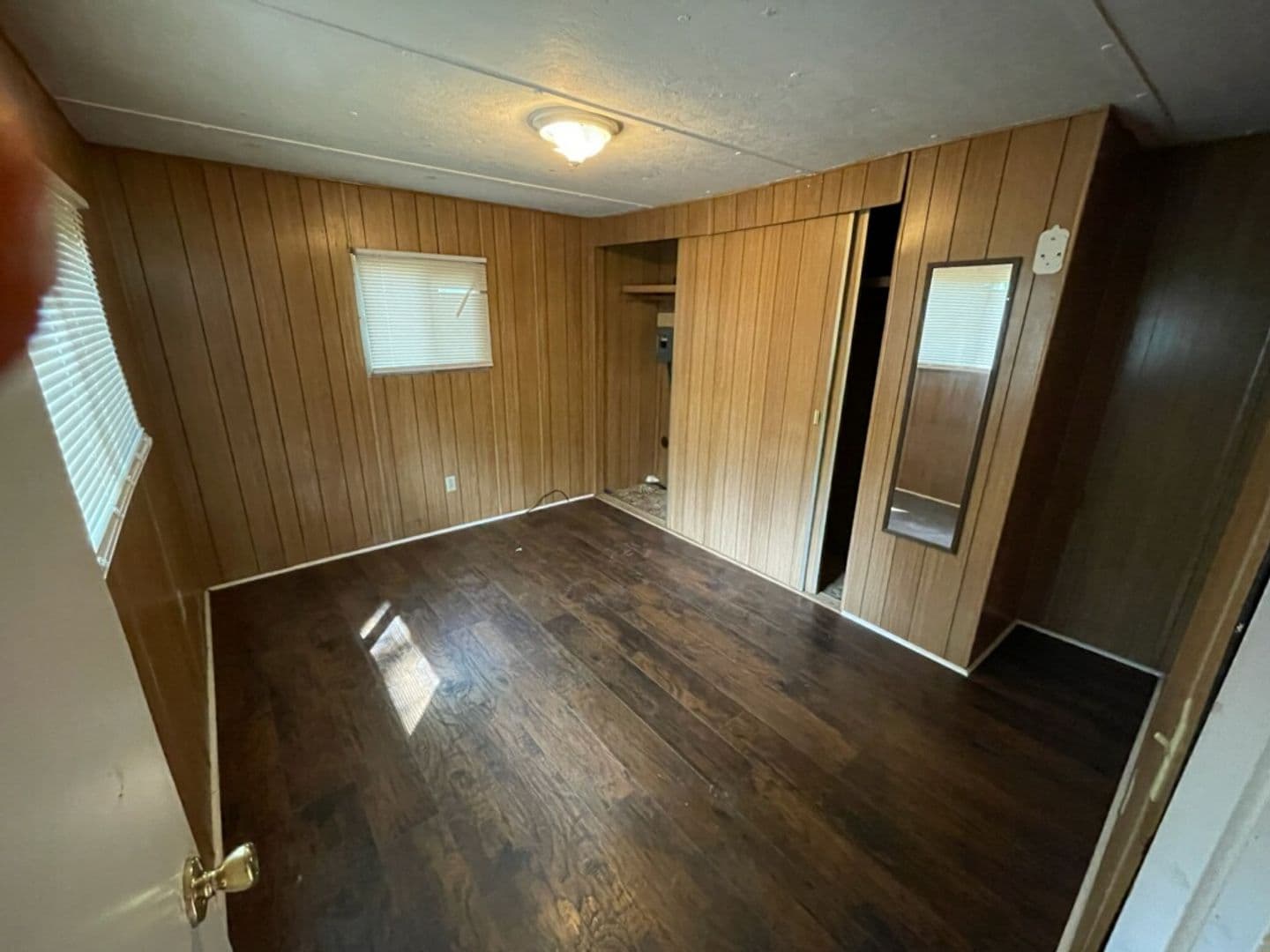Dunsmuir Apartment: 4159 Dunsmuir Ave