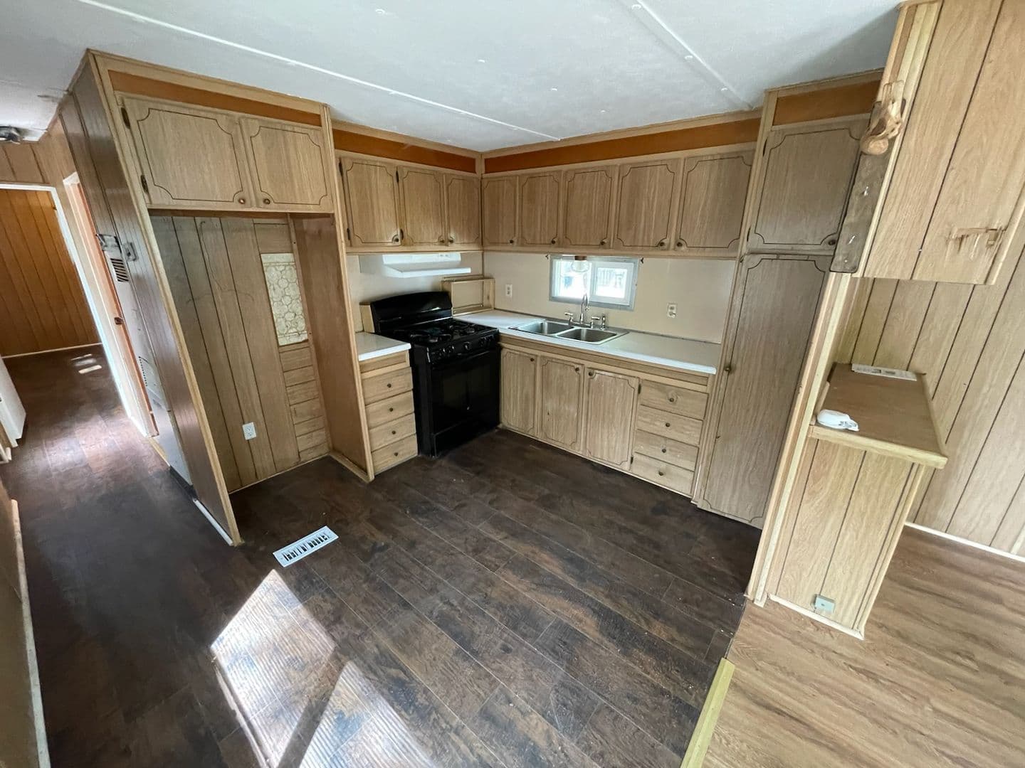 Dunsmuir Apartment: 4159 Dunsmuir Ave