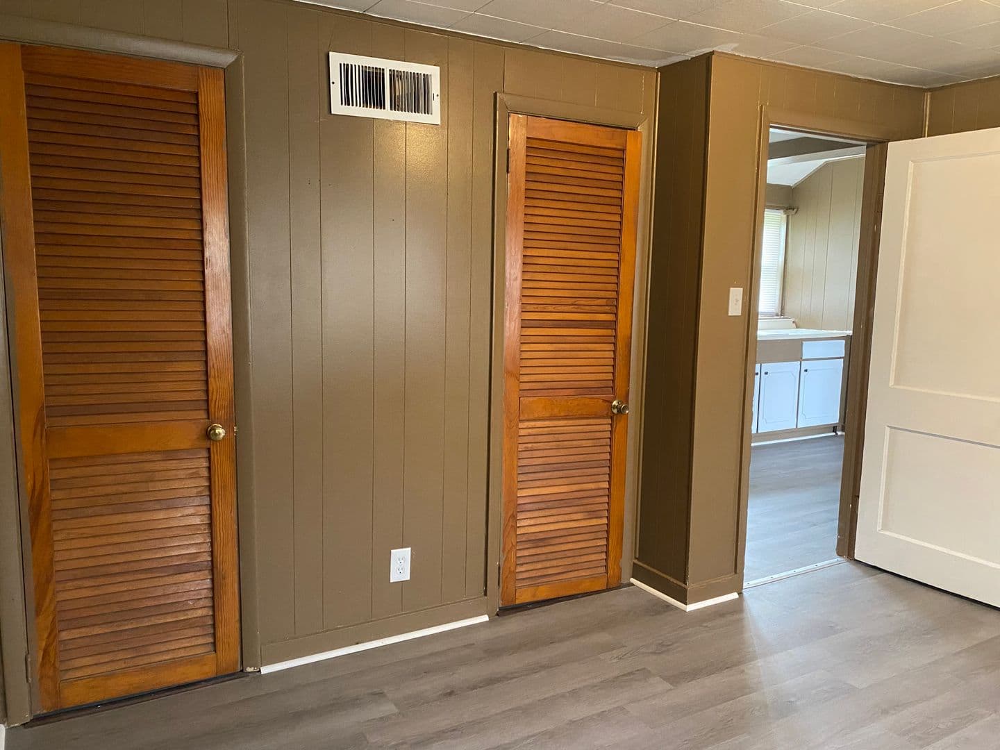 Anderson Apartment: 233 W School Street