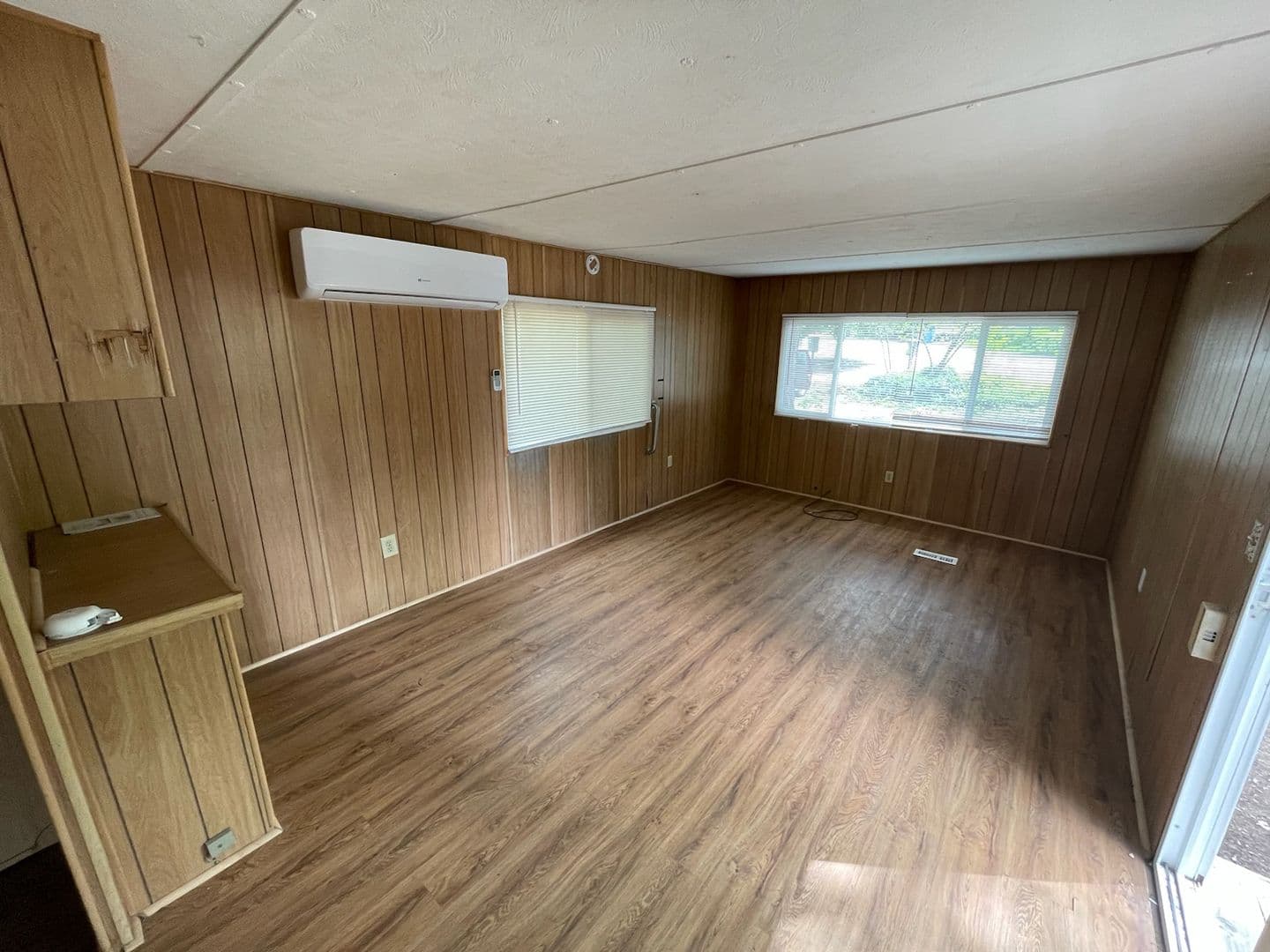 Dunsmuir Apartment: 4159 Dunsmuir Ave