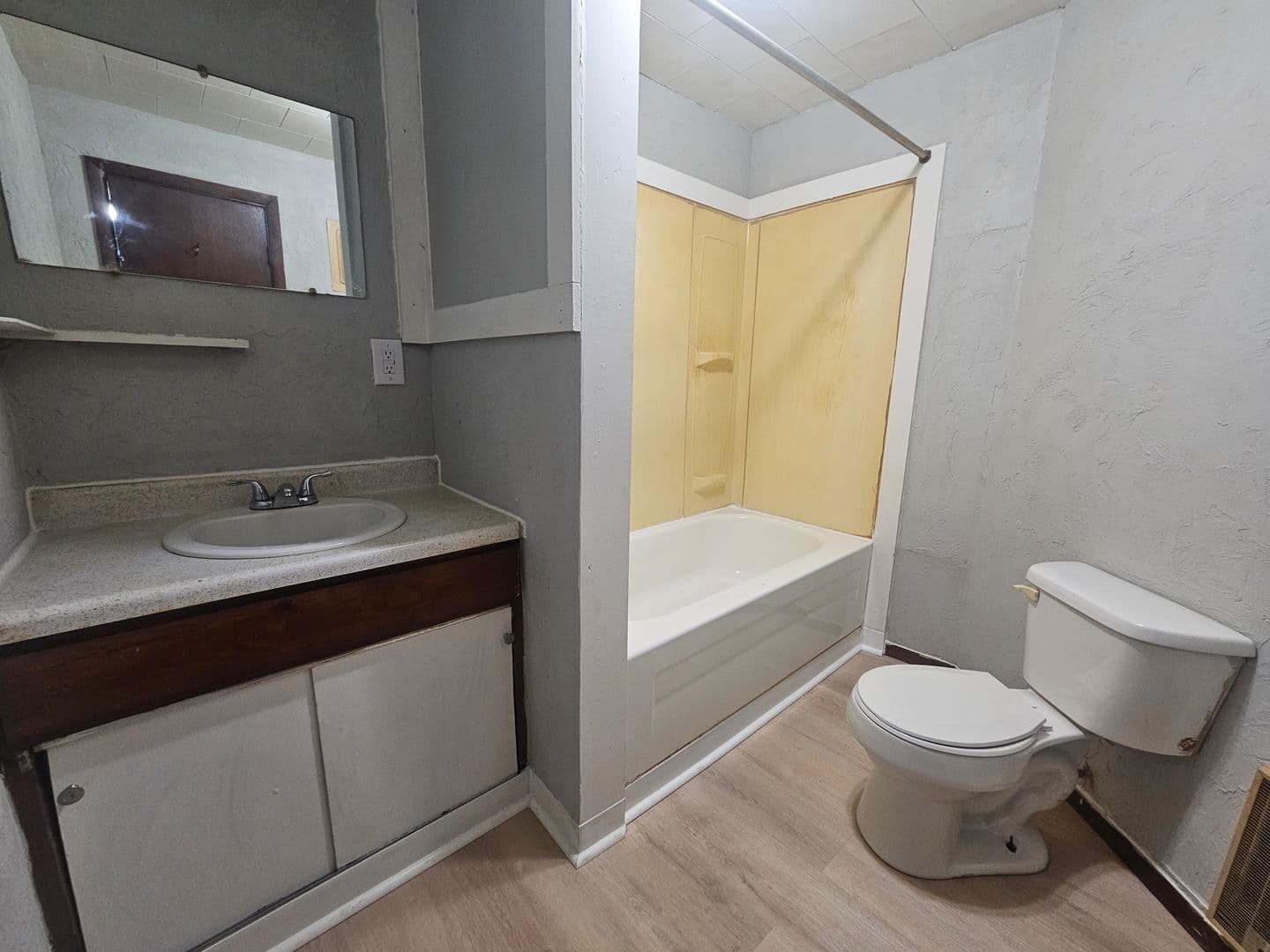 Anderson Apartment: 1020 West 5th Street
